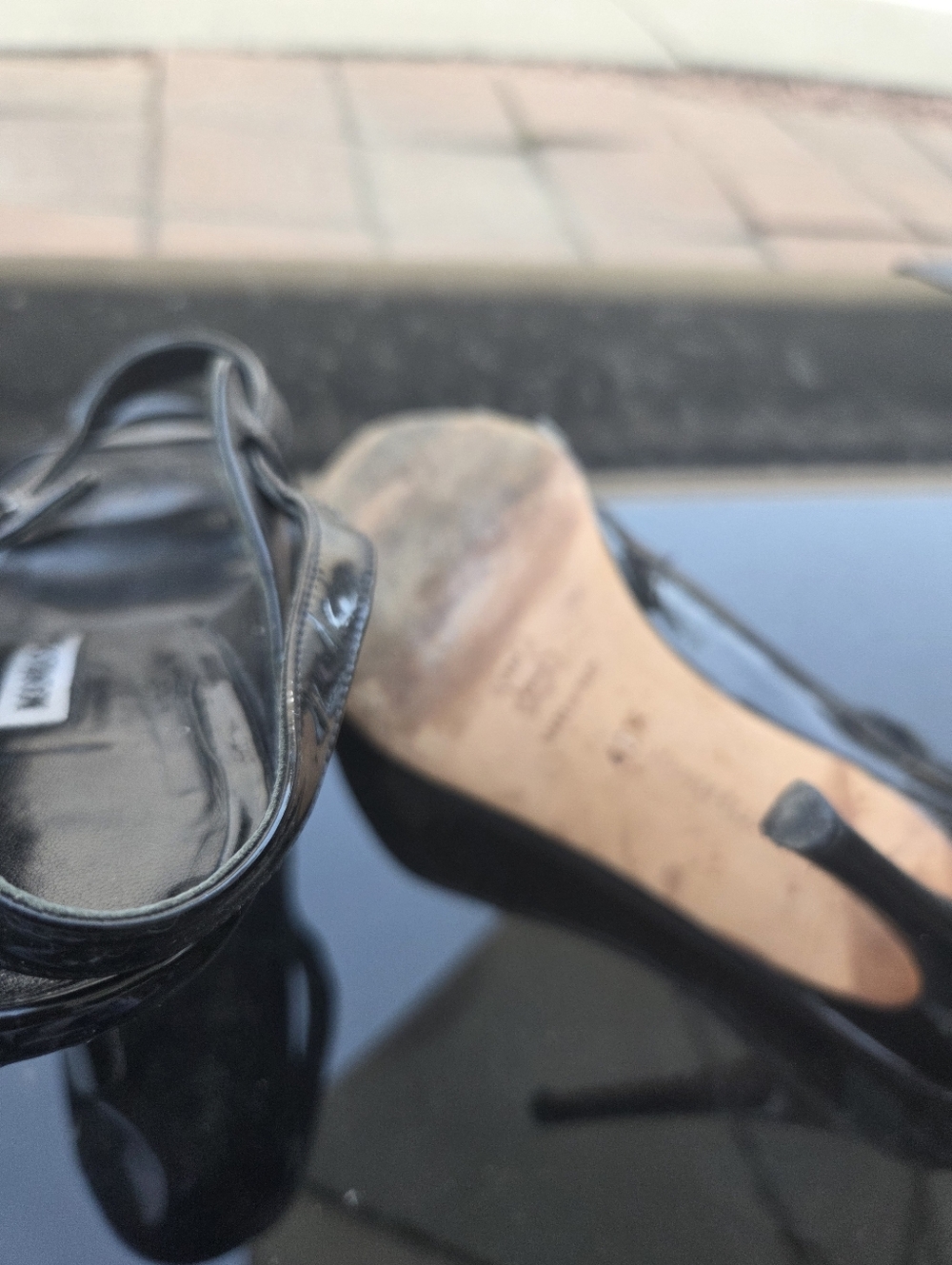 Manolo Blahnik black patent leather strappy slingback heels 40.5. - Picture 9 of 9